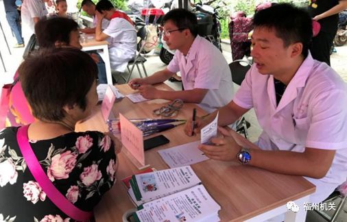 市衛(wèi)生計(jì)生系統(tǒng)以黨員志愿服務(wù)慶祝首個(gè)“中國醫(yī)師節(jié)” 健康咨詢服務(wù)惠民生
