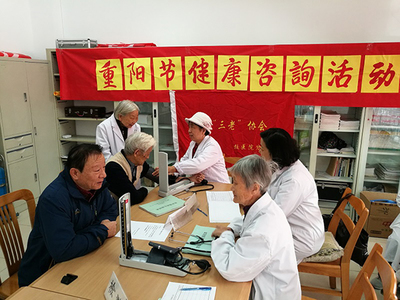 北航校醫院退休職工黨支部重陽送健康，溫暖情意暖夕陽